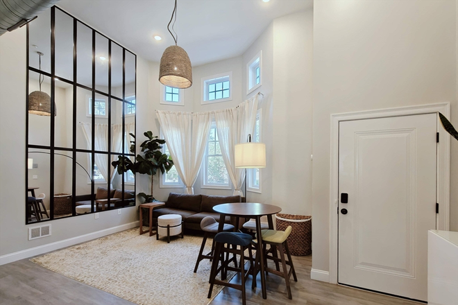 . - GORGEOUS 2 Bed/2 Bath W/PARKING + LAUNDRY - Avail 9/1!!!