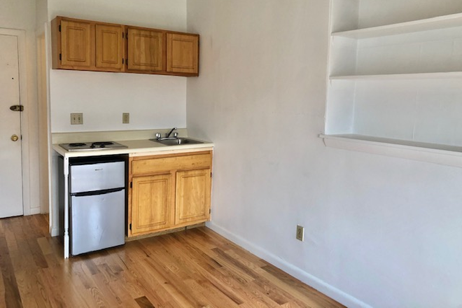 KITCHENETTE - NO BROKER FEE - SPACIOUS UNFURNISHED STUDIO AT 248 NEWBURY STREET AVAILABLE SEPTEMBER 1, 2026 Apartments