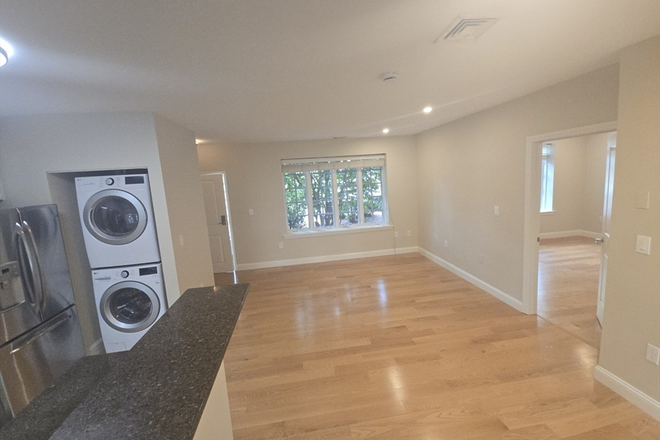 . - Sun-Drenched 1 Bed / 1 Bath w/ Laundry in unit and parking! Available NOW! Apartments