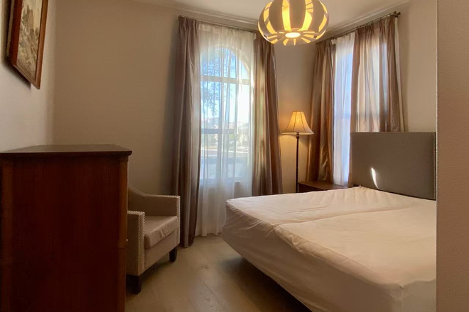 bedroom with two twin beds - A 1st floor guest room with private bath of a single-family house on a quiet and beautiful street.