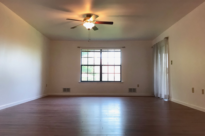 Living Room - 2BR condo-Barclay Ct-Lawrenceville