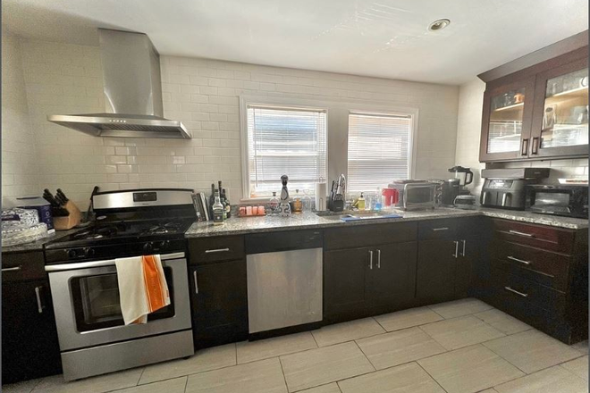 LIVING - SPACIOUS 3 BED/2.5 BATH WITH IN UNIT LAUNDRY AND PARKING INCLUDED! Apartments