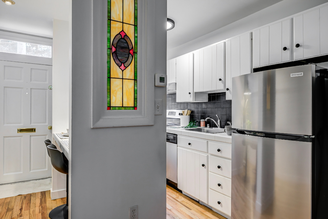 Kitchen - Quaint Historic Rowhouse 1 Block from Campus