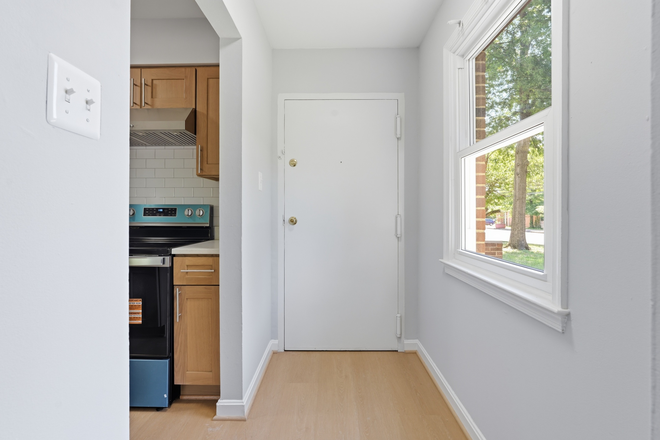 Entryway - 4804 Calvert Rd - 1 Apartments