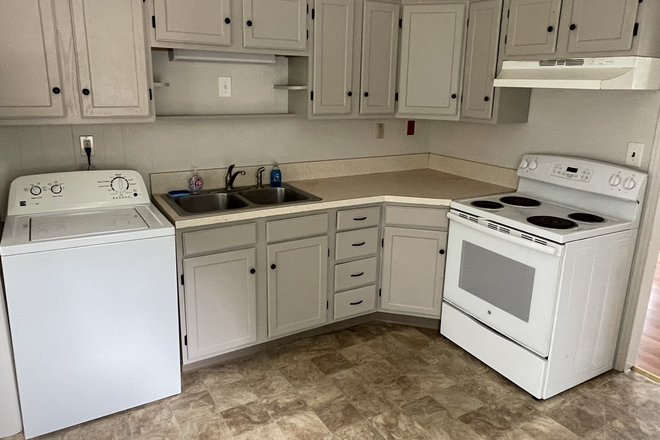 Kitchen - 4 Bedrooms - Close to UCONN Bus Line