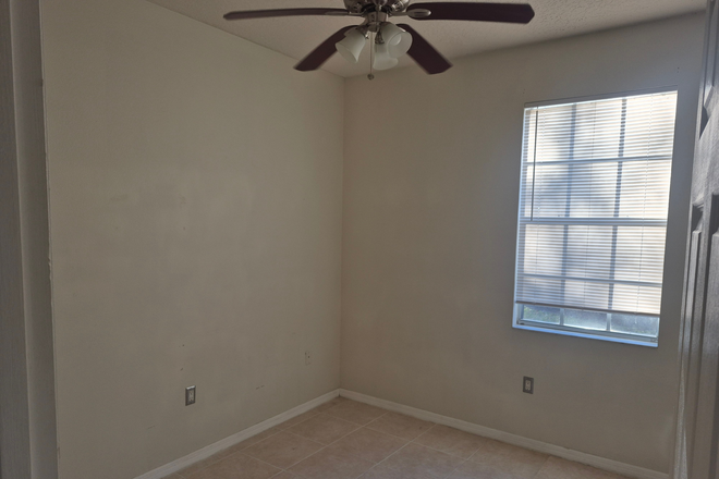 Bedroom (Doorway) - Townhouse room sublet