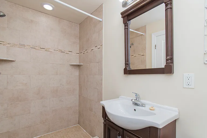 Bathroom - Temple Student Housing – N Gratz St