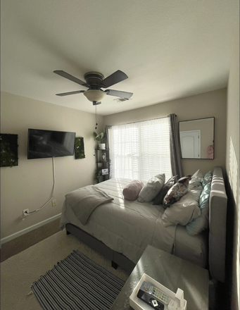 Room 2 - Simple Artsy Space 850/Utilities Included Townhome