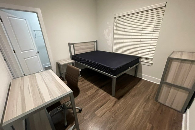 Bedroom - Apartment in Cambridge Creek Townhomes