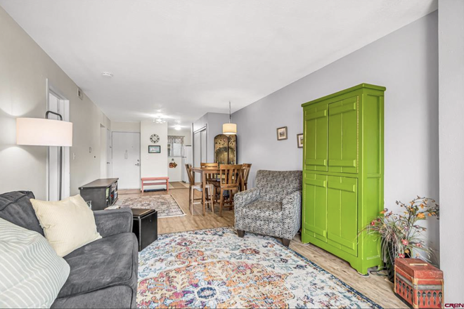 living room - 1 bd/1 ba walkable to campus Townhome