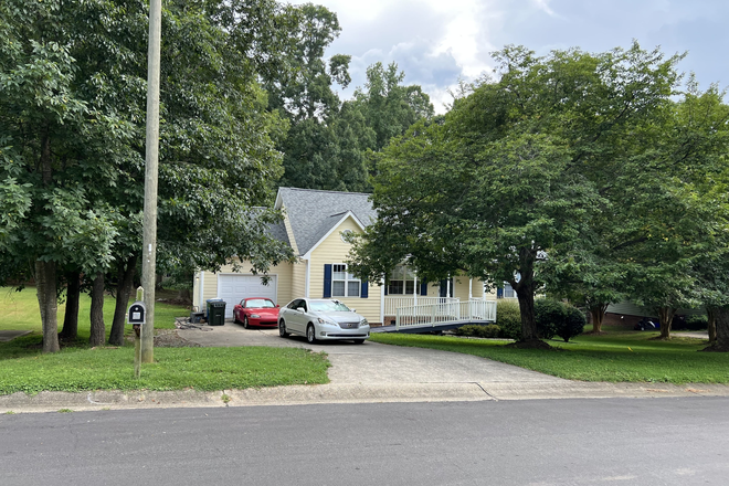 2_House_DrivewayParking - Furnished Room in N. Durham house:  Quiet—Safe—Private bath—Duke Regional 4.9mi & Duke Univ Hosp 6mi