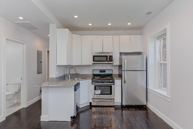 Kitchen - BEAUTIFUL APARTMENT - MODERN - WALK TO CAMPUS