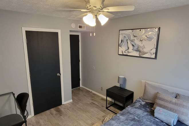 Bedroom - Furnished Private Room with Shared Amenities – Prime Campus Location Apartments