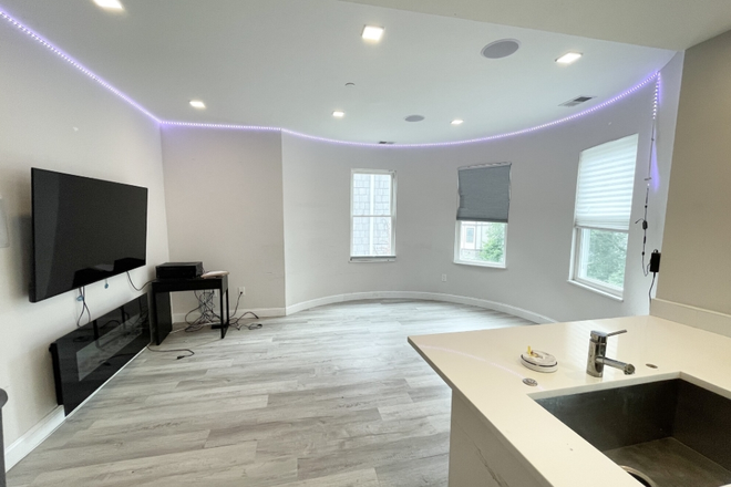 x - 113 Hillside St #3 – Mission Hill | 5 Bed / 3 Bath | 9/1/2026 Apartments