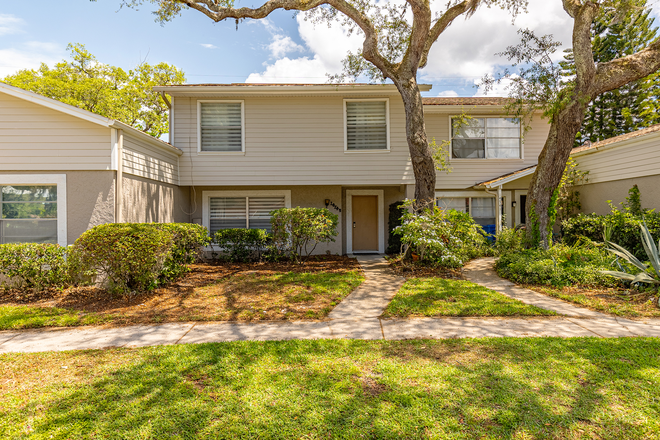 Front View - 1.3 Miles from USF Campus! 💚