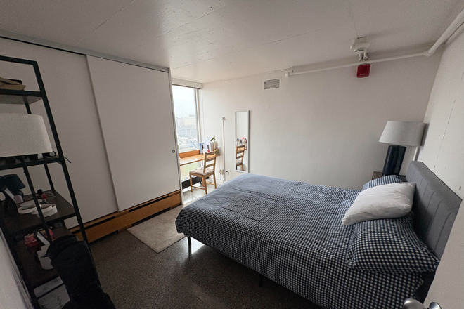 Bedroom 0.5 - [Flexible summer sublet] Furnished room for a female Apartments