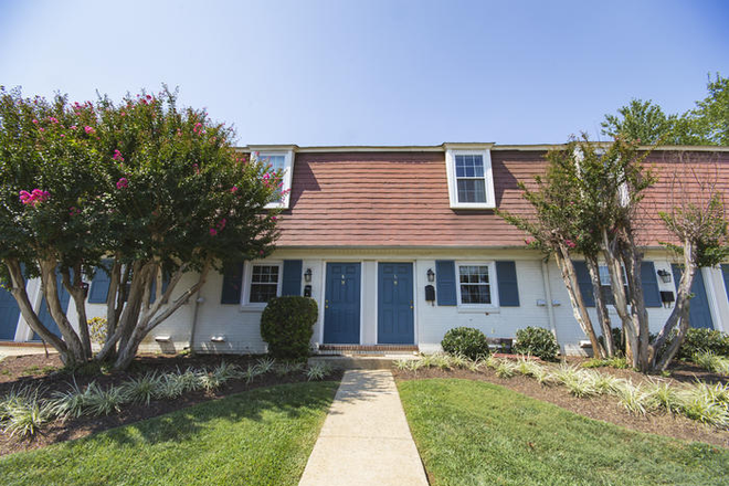 Front of Townhomes - Cambridge Square, Close to Grounds