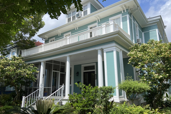 sidewalk view - 2 minute walk to Campus and The Boot, Newly Renovated