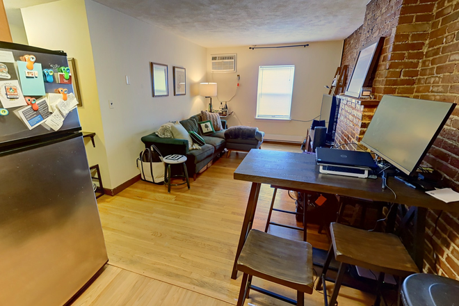 - - No Broker Fee!! Short Distance to Campus! 1 bed w/ Laundry in Building Apartments