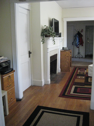 Call NOW for showings! 617-236-8600 - GARDEN ST - CHARMING 1BR/1BA IN HARVARD SQ W/ OFFICE, H&HW INC, LNDRY IN BLDNG AVAIL *9/1/2025* Condo