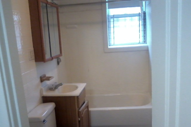 Hub Realty - Large one bedroom split with newly renovated kitchen with dishwasher and dining area Apartments