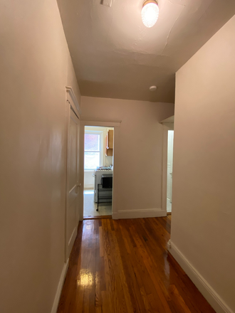 Hub Realty - Front facing renovated studio with dishwasher Apartments