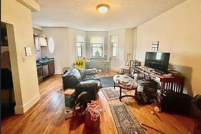 LIVINGROOM - HEMENWAY ST  1 BED AVAILABLE  09/01 CLOSE TO ALL COLLEGES AND HOSPITALS Apartments