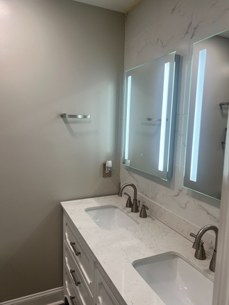 3rd Floor Master Bathroom - 321 South Poppleton Street Townhome
