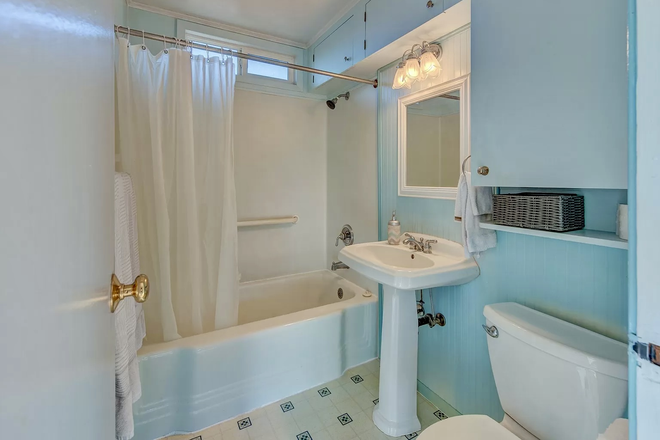 bathroon - 2- bedroom cottage that is walkable to Knight Law School House