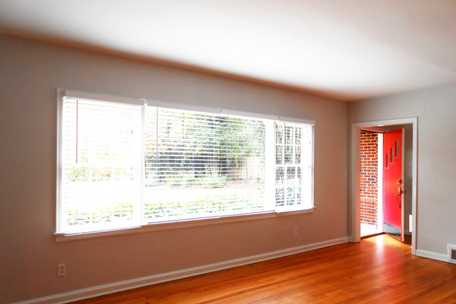Large  living room - 3/2 Brick Ranch $2850 month - Near Emory - CDC -Toco Hill - Arthur Blank Hospital - VA House