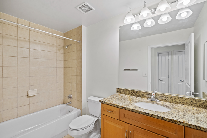 Bathroom - Beautiful West End Studio with Juliet Balcony and City Views