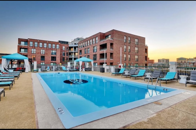 Rooftop pool overlooking Lake Michigan - Evanston Place Apartments