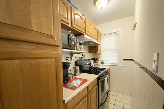 LIVING - SPACIOUS 3 BED WITH IN UIT LAUNDRY! 9/1/25!