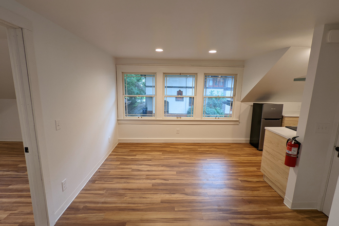 Living room - Private Cleveland Heights carriage house, 1 bed/1 bath, historic landmark in Ambler Heights