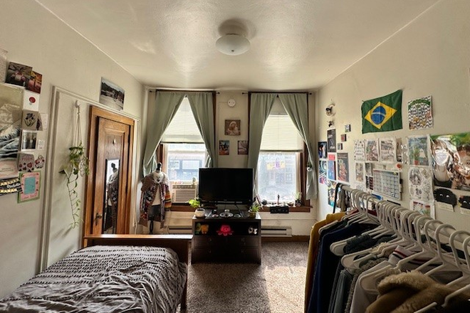 1 - Studio & 1 Bedroom Apartments! Prime Downtown IC & Campus Location! Walk to Class!