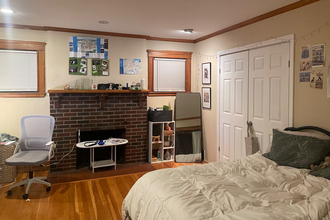 Bedroom (full-size bed) - Duplex-Style Home