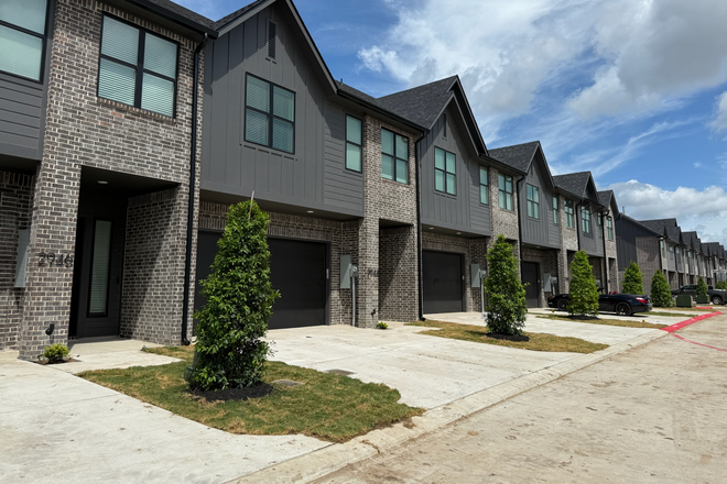 Front of Home - Short-Term 2-Bed available  in 4 Bed/4.5 Bath End Unit – The Urban Residences (Jan 1–May 31) Ma Townhome