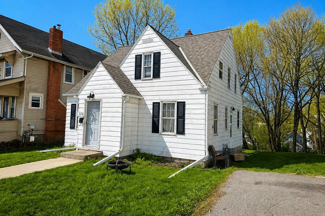 Front house - 5 Bedroom, 3 bath- close to campus and DT- Zac Murra Rentalz House