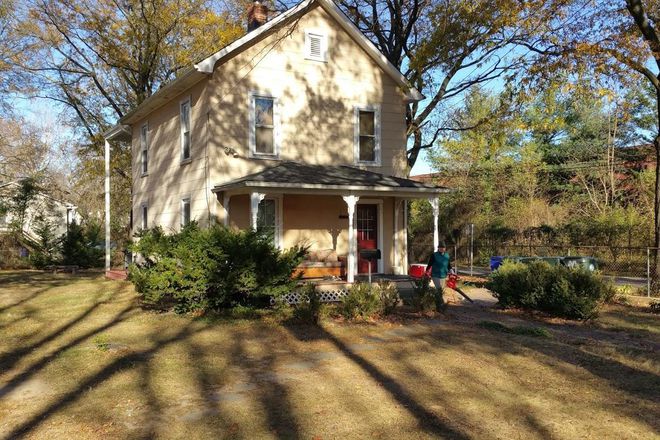 Front Yard and Porch - CUTE HISTORIC HOUSE OLD TOWN.  PARK HERE, WALK TO CLASS AND METRO. QUIET NEIGHBORHOOD, PRETTY YARD.