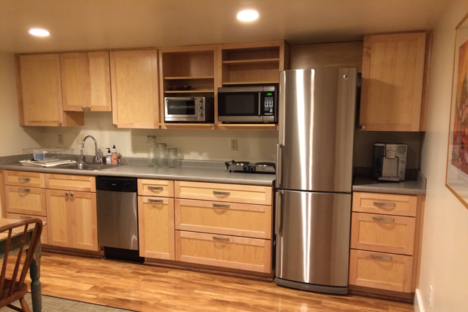 Eat-in Kitchen - Woodside Retreat Apartments