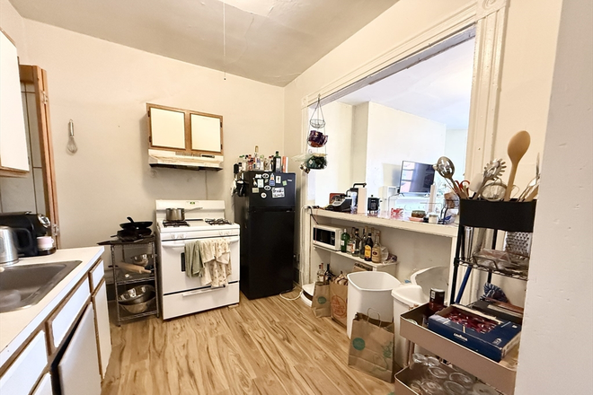 living - LOCATION!!! 3 BED WITH HEAT/HOT WATER INCLUDED! 9/1/26!