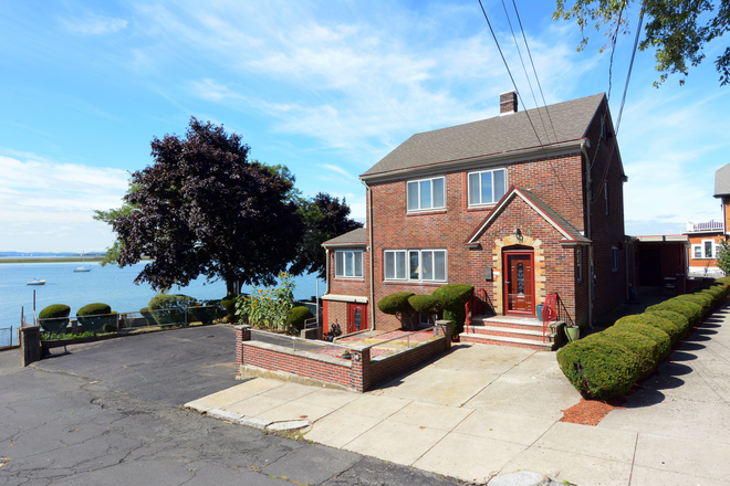 Outside from the street. - SPECTACULAR WINTHROP OCEANFRONT - 9 RMS: 3BR 2BA, Utilities Included