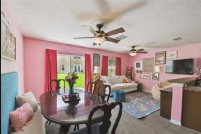 Dining area - Immaculate room with en-suite bathroom 3 minutes from campus Condo