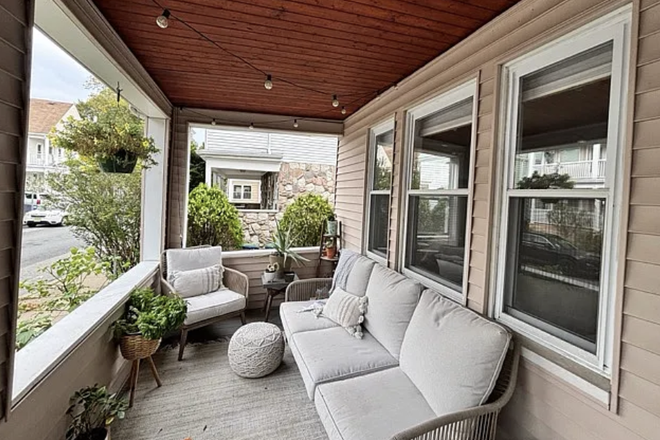 Private Front Porch - Perfect blend of modern updates and neighborhood charm 1/2 block from Tufts near Davis/Teele Sq. Condo