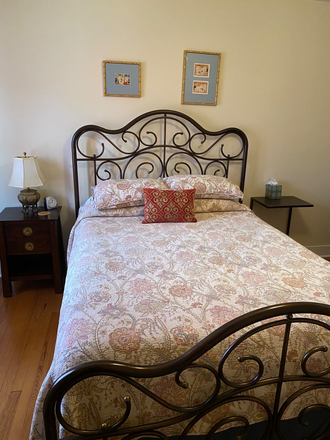 Queen Bed - Church Hill Convenience with VCU Health Views