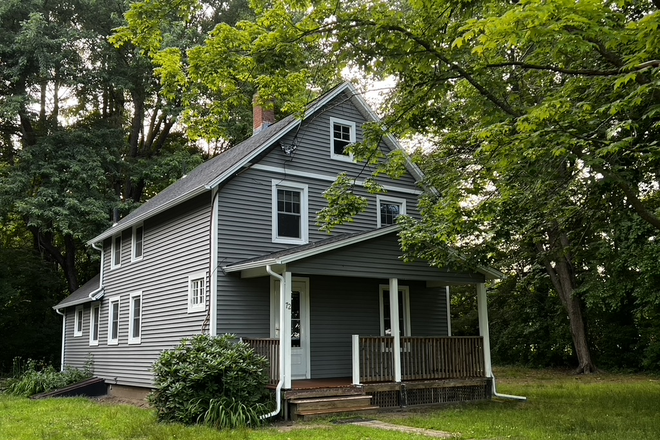 Outside Driveway View - Cute, 4 bedroom home, seeking 1 roommate for 2025-26