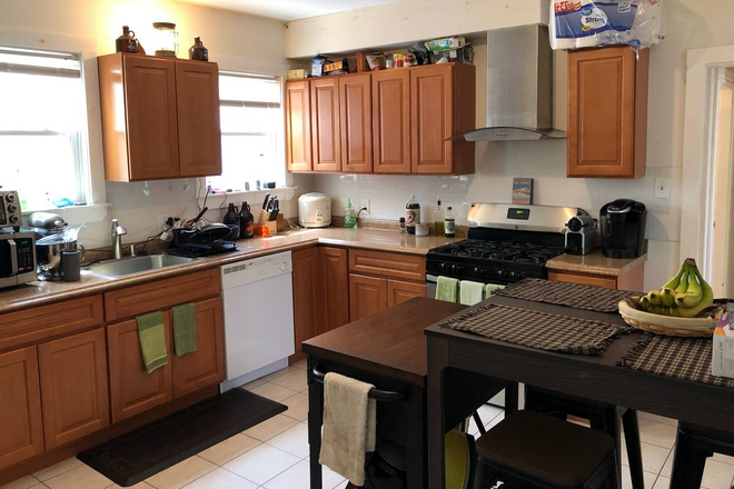 dine-in kitchen - Perfect for BC graduate students, walking distance to BC Apartments