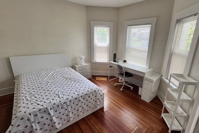 Bedroom - Summer Sublet NEAR TUFTS Boston Ave Triplex