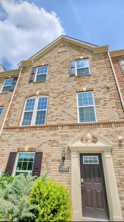 Exterier - One Bedroom in Luxury Townhouse, High End Furniture (Stand-Up Desk, Ergonomic Office Cha