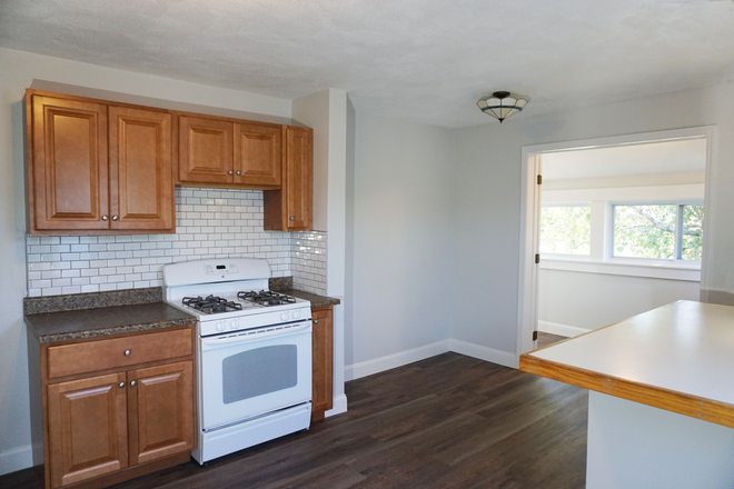 Kitchen Stove - 4 BR Aprts Near Tufts CALL:(781)863-6469 or TEXT:(978)697-8050 No Fees!, Large Groups, New Reno 2024 Apartments